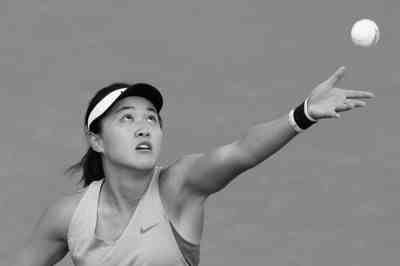 2月18日，朱琳在比赛中发球。当日，在2019年WTA迪拜网球赛女单首轮比赛中，中国选手朱琳以2比1战胜比利时选手梅尔滕斯，晋级第二轮。新华社